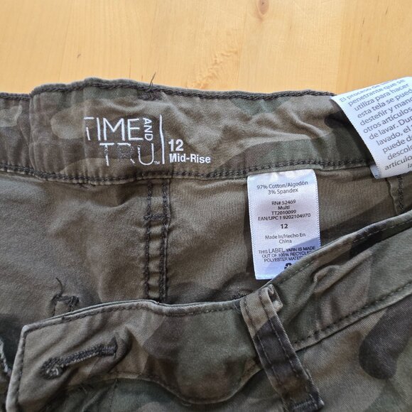 Time & Tru Shorts Stretch Camouflage Camo Womens Size 12 - Picture 2 of 5